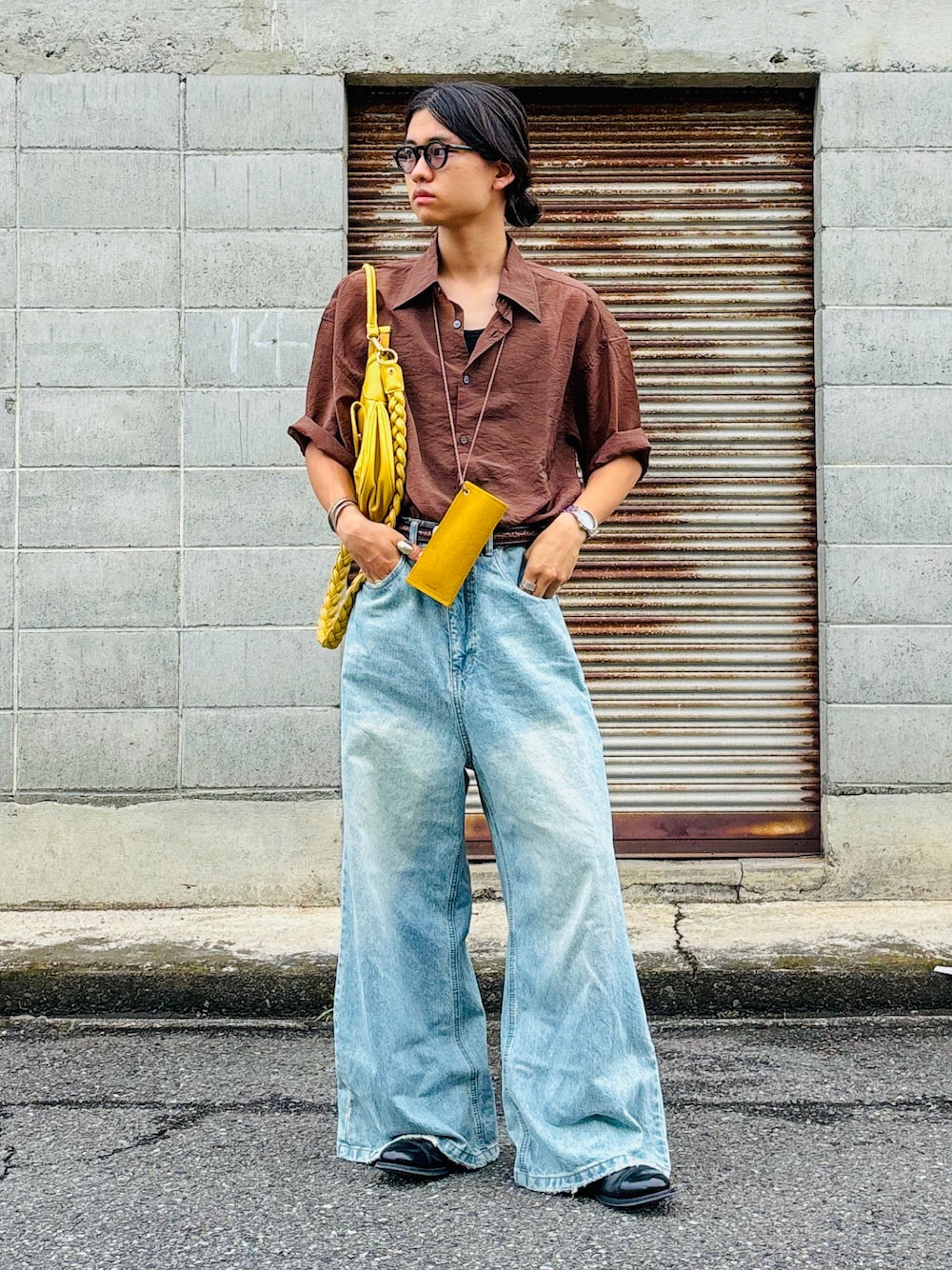「ブラウン、シャツスタイル、淡色コーデ、秋服準備はじめました、ブーツ、きれいめカジュアル、ショルダーバッグ、デニム、バギーパンツ、サングラス、メガネ男子、デニムパンツ、革靴、デートコーデ、お出かけコーデ」｜「EMMA CLOTHESのシアーS/Sルーズシャツ EMMA CLOTHES 2024SS（シャツ/ブラウス、ブラウン系）」を使った、soshunさん（メンズ・169cm）の夏コーディネートの1枚目の写真