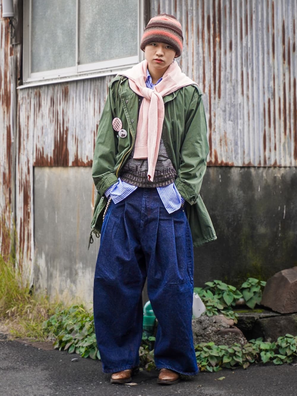 ブルー系のシャツ/ブラウス、ブルー系のデニムパンツ、ブラウン系のベストを着用したメンズの秋コーディネートの1枚目の写真