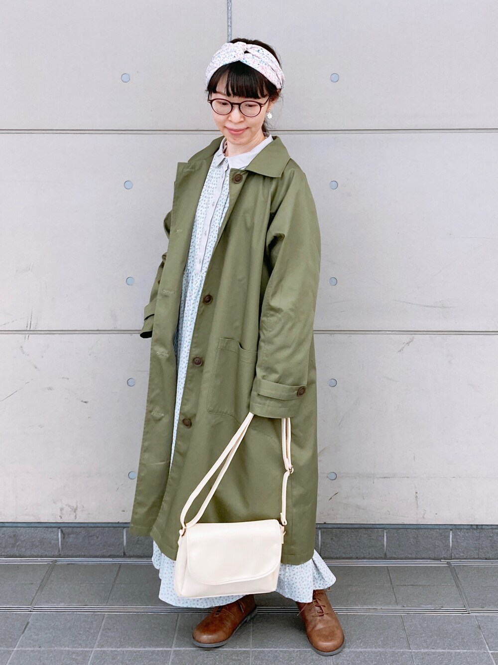 「サマンサモスモス(Samansa Mos2)、春服デビュー宣言、ストリート、春服みてみて、春アウター、ビッグシルエット、シンプルコーデ、レイヤードスタイル、スクエアバッグ、きれいめカジュアル、プチプラ、ショルダーバッグ、メガネ女子、春コーデ、休日スタイル」｜「Samansa Mos2の【花粉ブロック】ステンカラーコート（ステンカラーコート、グリーン系）」を使った、アリーさん（レディース・153cm）の春コーディネートの1枚目の写真