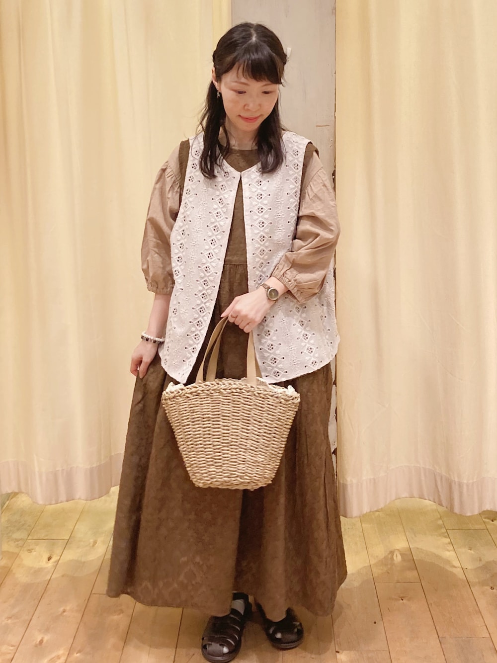 「サマンサ モスモス(Samansa Mos2)、シンプルコーデ、春夏コーデ、初夏コーデ、プチプラ、ベスト、ワンピース、サンダル、ワントーンコーデ」｜「Samansa Mos2の裾スカラップレースTブラウス（シャツ/ブラウス、ベージュ系）」を使った、アリーさん（レディース・153cm）の春コーディネートの1枚目の写真