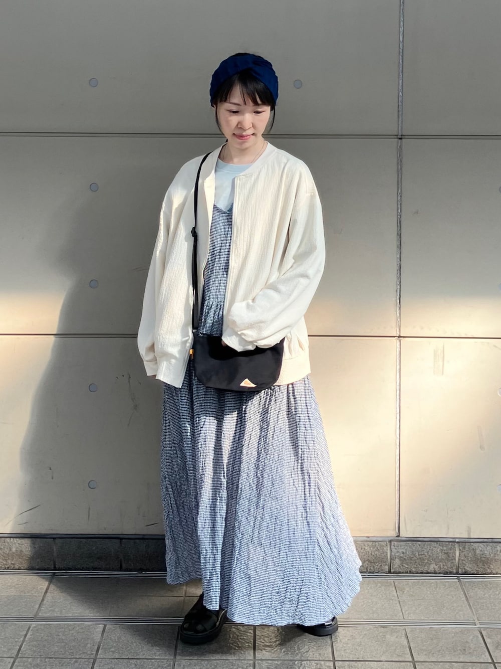「春のNewスタイル、春色、ショルダーバッグ、休日スタイル、春のおしゃ見えテクニック、オトナカジュアル、春アウター、お出かけコーデ、レイヤードスタイル、パステルカラー、キャミワンピ、プチプラ」｜「Samansa Mos2のふくれジャカードブルゾン（ブルゾン、ホワイト系）」を使った、アリーさん（レディース・153cm）の春コーディネートの1枚目の写真