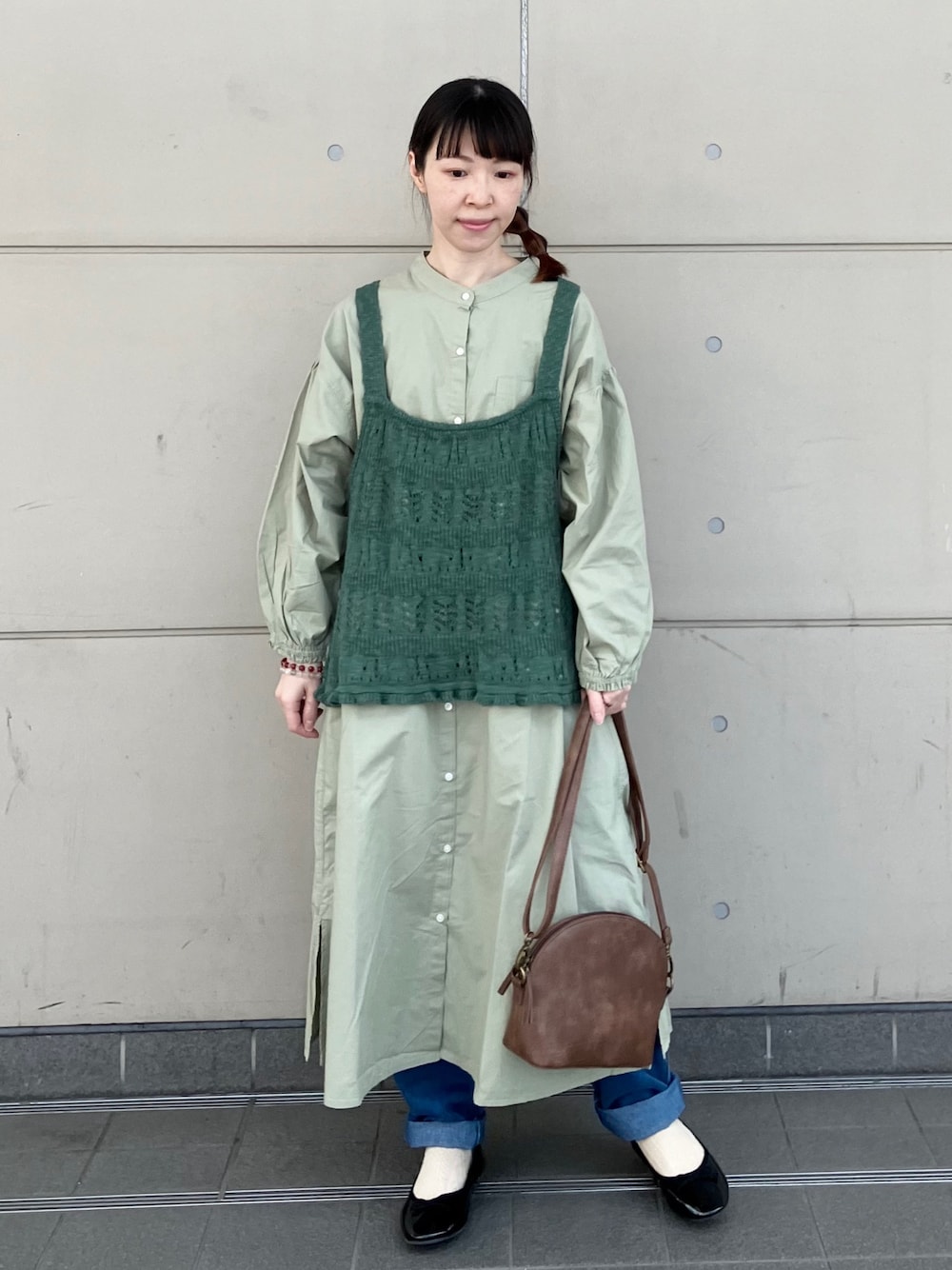 「プチプラ、春服みてみて、ワンピース、パステルカラー、レイヤードスタイル、お出かけコーデ、ビスチェ、シンプルコーデ、デニム、大人カジュアル、春色、春のおしゃ見えテクニック、春のNewスタイル」｜「Samansa Mos2のアイテム（ワンピース/ドレス、グリーン系）」を使った、アリーさん（レディース・153cm）の春コーディネートの1枚目の写真