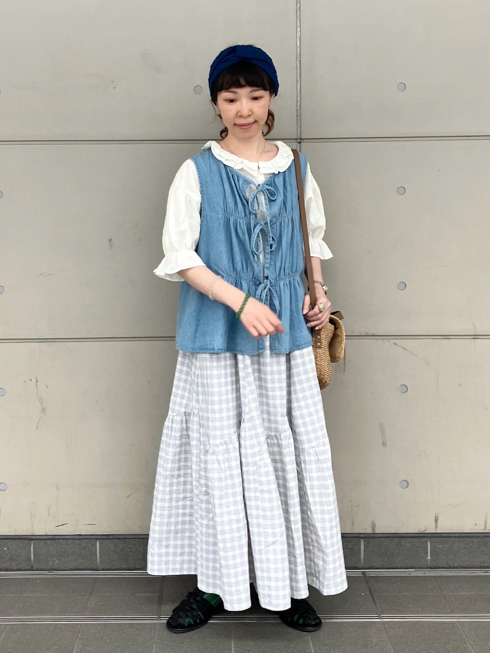 「サマンサ モスモス(Samansa Mos2)、レイヤードスタイル、プチプラ、夏コーデ、シャツ好き集まれ、ベスト、低身長コーデ、シャツスタイル、フリル、グルカサンダル、デニム、ショルダーバッグ、ロングスカート」｜「Samansa Mos2のペーパーカゴショルダーバッグ（ハンドバッグ、ベージュ系）」を使った、アリーさん（レディース・153cm）の夏コーディネートの1枚目の写真