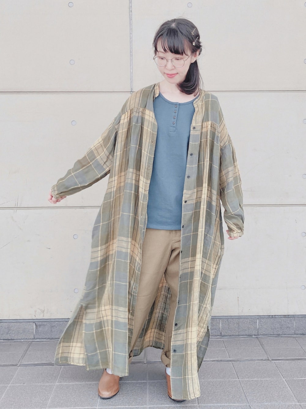 「秋服準備はじめました、メガネ女子、サマンサ モスモス(Samansa Mos2)、ツハル バイ サマンサモスモス、革靴、シャツワンピ、チェック、ロングシャツ、秋トレンド2021、グリーン」｜「Samansa Mos2のジャカード前後着ノースリーブ（Tシャツ/カットソー、ブルー系）」を使った、アリーさん（レディース・153cm）の秋コーディネートの1枚目の写真