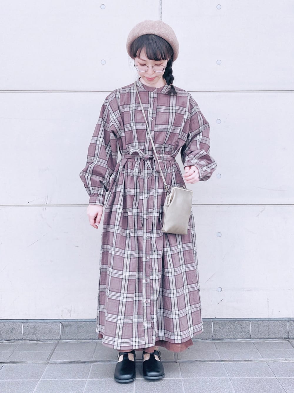 「ベレー帽、チェック、ミニバッグ、秋服準備はじめました、ワンピース、ティーストラップシューズ、メガネ女子、サマンサ モスモス(Samansa Mos2)、羽織りワンピース、シャツワンピ、ブラウン、レトロワンピース、秋トレンド2021」｜「Samansa Mos2のウールバスクベレー（ハンチング/ベレー帽、ベージュ系）」を使った、アリーさん（レディース・153cm）の秋コーディネートの1枚目の写真