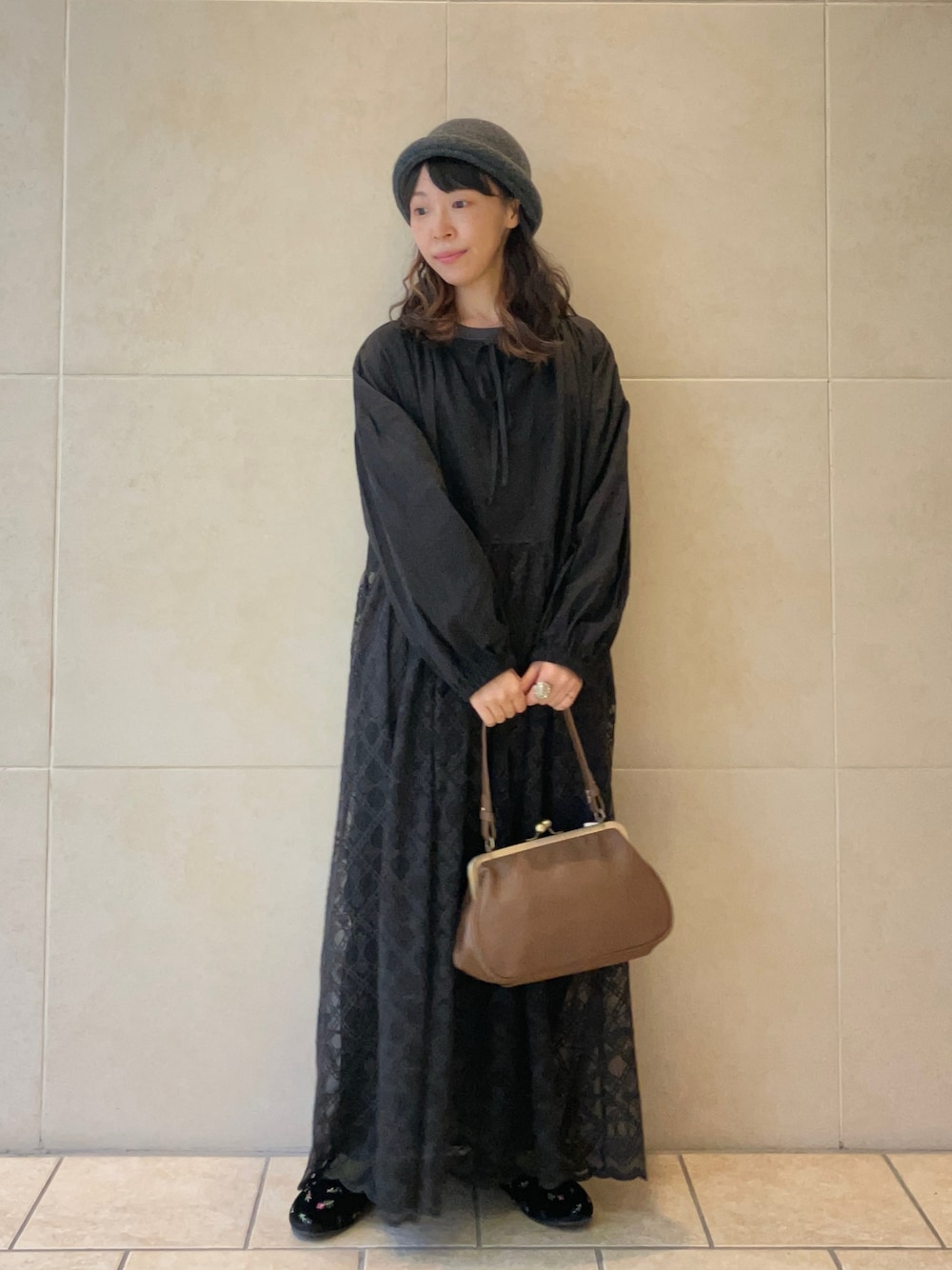 「レイヤードスタイル、秋っぽコーデ更新中、初秋コーデ、秋先取りコーデ、秋服、カジュアルスタイル、きれいめコーディネート、おしゃれさんと繋がりたい、サマンサ モスモス(Samansa Mos2)、ワンピース、シアー、ブラックコーデ、オトナガーリー、低身長」｜「Samansa Mos2の【消臭効果】フェルトロールワッチ（ハット、グレー系）」を使った、アリーさん（レディース・153cm）の秋コーディネートの1枚目の写真