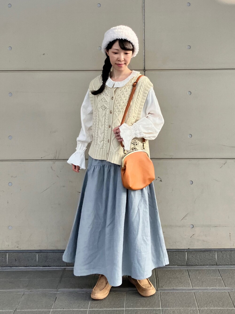 「ファッションを楽しもう、休日スタイル、きれいめカジュアル、プチプラ、お出かけコーデ、レイヤードスタイル、ショルダーバッグ、淡色コーデ、ベスト、ニット、ニット帽、マイベストコーデ2023、クリスマスに着たい服、ホワイトコーデ、冬コーデ」｜「Samansa Mos2のモールニットワッチ（ハット、ホワイト系）」を使った、アリーさん（レディース・153cm）の冬コーディネートの1枚目の写真