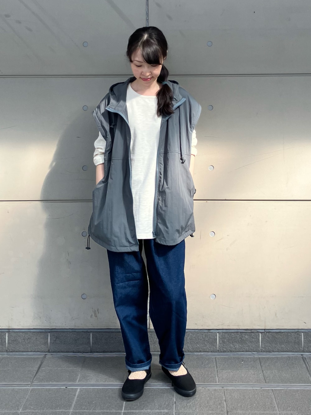 「カラー×コーデ、休日スタイル、ロンT、レイヤードスタイル、秋服準備はじめました、ストリート、プチプラ、アウトドアスタイル、デニム」｜「Samansa Mos2の袖取外しフードブルゾン（ブルゾン、ブルー系）」を使った、アリーさん（レディース・153cm）の秋コーディネートの1枚目の写真