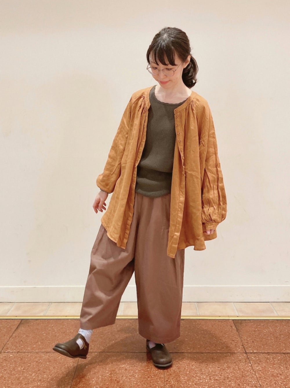 「秋コーデ、リネン、バルーンパンツ、Tストラップシューズ、サマンサ モスモス(Samansa Mos2)、メガネ女子、ビッグシルエット、カラーパンツ、ブラウン」｜「Samansa Mos2のリブニット前後着ノースリーブ（ニット/セーター、グリーン系）」を使った、アリーさん（レディース・153cm）の夏コーディネートの1枚目の写真