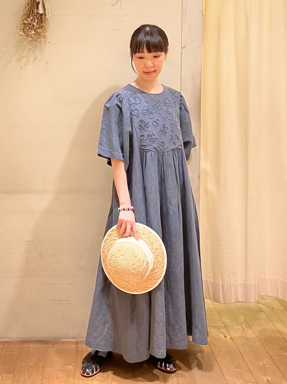 「低身長コーデ、きれいめカジュアル、グルカサンダル、春夏コーデ、ワンピース、デートコーデ、休日スタイル、大人カジュアル、お出かけコーデ」｜「TSUHARU by Samansa Mos2のメッシュビーズ刺繍ワンピース（ワンピース、グリーン系）」を使った、アリーさん（レディース・153cm）の春コーディネートの1枚目の写真