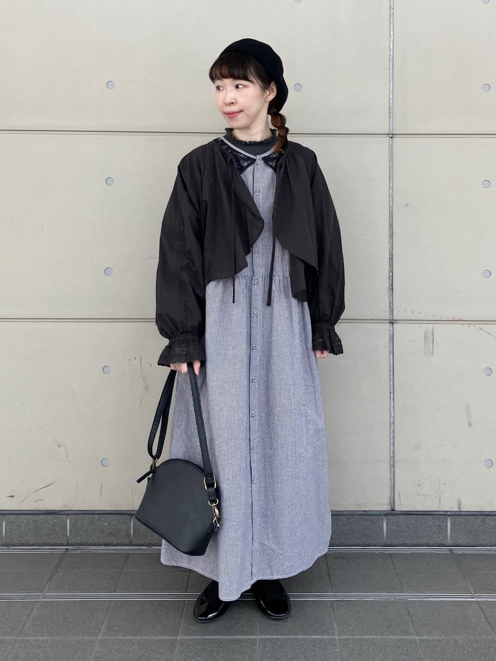「春のおしゃ見えテクニック、プチプラ、春服みてみて、レイヤードスタイル、ワンピース、大人カジュアル、シンプルコーデ、モノトーン」｜「Samansa Mos2のリネン混ベレー帽（ハット、ブラック系）」を使った、アリーさん（レディース・153cm）の春コーディネートの1枚目の写真