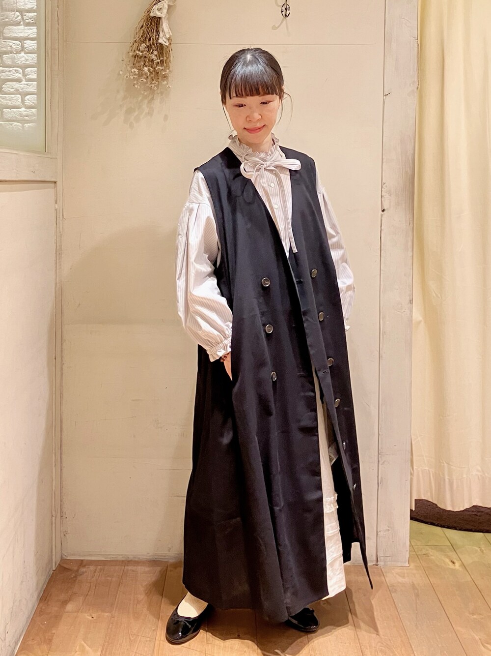 「休日スタイル、春のおしゃ見えテクニック、大人カジュアル、シンプルコーデ、お出かけコーデ、レイヤードスタイル、ジレ、モノトーン、春のNewスタイル」｜「Samansa Mos2の◎リボン付スタンド襟フリルブラウス（シャツ/ブラウス、ベージュ系）」を使った、アリーさん（レディース・153cm）の春コーディネートの1枚目の写真