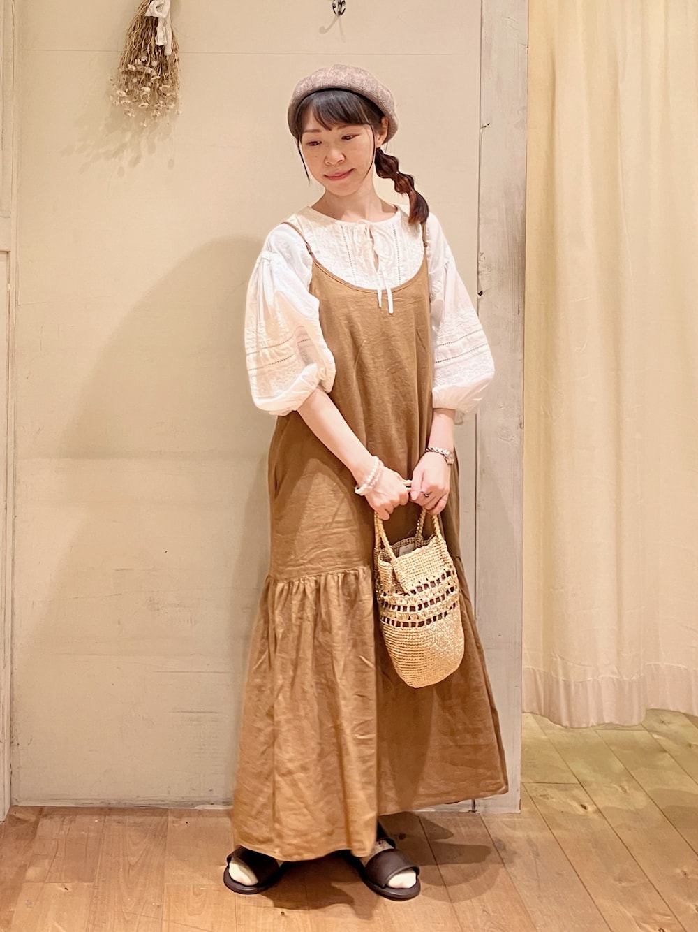 「低身長コーデ、春夏コーデ、ワンピース、キャミワンピ、ブラウス、デートコーデ、休日スタイル、大人カジュアル、シンプルコーデ、淡色コーデ、お出かけコーデ、レイヤードスタイル、プチプラ、マーメイドスカート」｜「Samansa Mos2の【抗菌防臭】前後2way清楚なティアードキャミワンピ（ワンピース、イエロー系）」を使った、アリーさん（レディース・153cm）の春コーディネートの1枚目の写真
