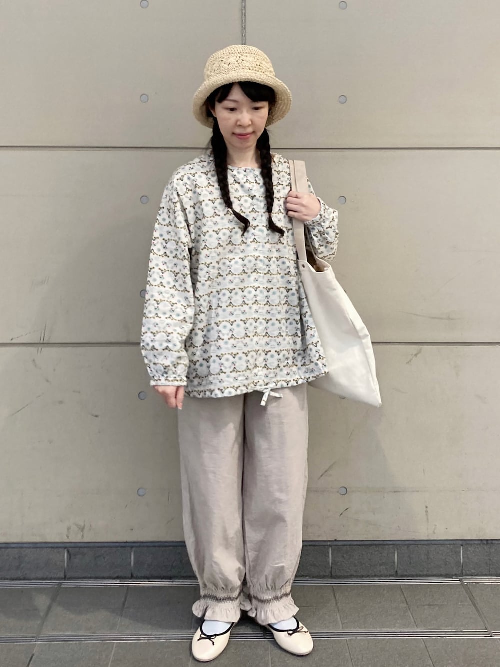 ベージュ系のシャツ/ブラウス、ベージュ系のハンドバッグ、ベージュ系のその他パンツを着用したレディースの春コーディネートの1枚目の写真