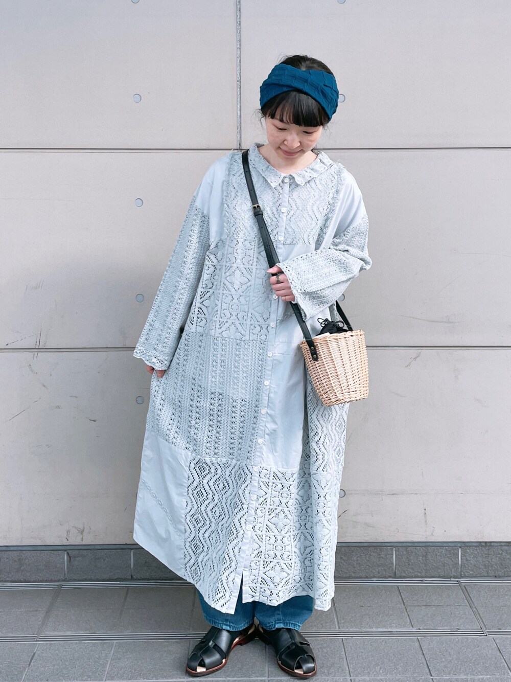 「TSUHARU by Samansa Mos2、サマンサ モスモス(Samansa Mos2)、春服デビュー宣言、春服みてみて、春アウター、かごバッグ、パステル映える春、ビッグシルエット、シンプルコーデ、デニム、春色、淡色コーデ、春コーデ、グルカサンダル」｜「Samansa Mos2のウィローショルダーカゴバッグ（ハンドバッグ、ブラック系）」を使った、アリーさん（レディース・153cm）の春コーディネートの1枚目の写真