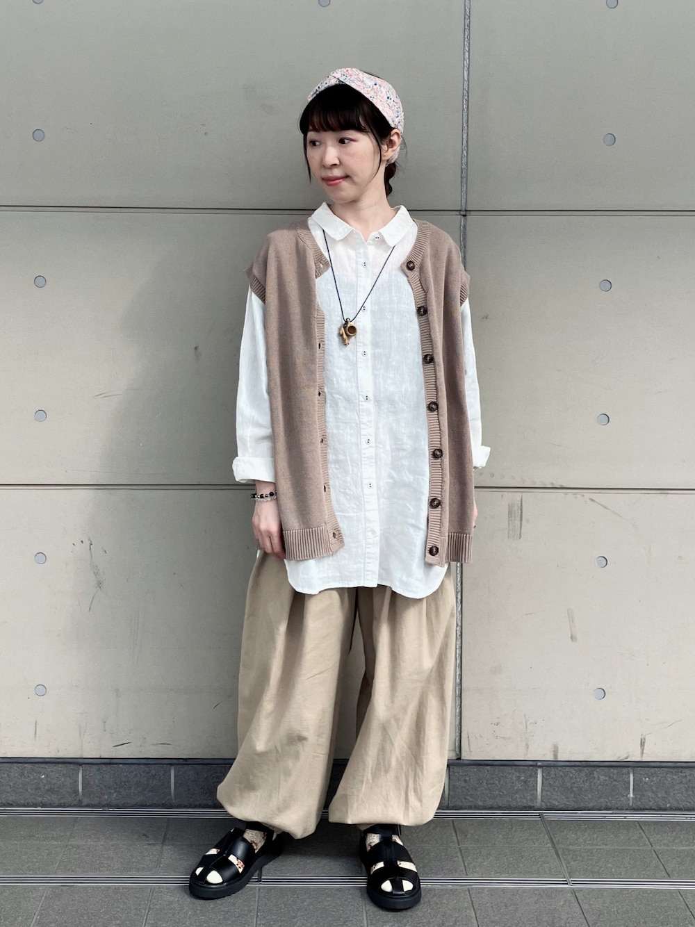 「春のNewスタイル、ベスト、休日スタイル、春のおしゃ見えテクニック、春色、大人カジュアル、シンプルコーデ、お出かけコーデ、レイヤードスタイル、ストリート、プチプラ、淡色コーデ」｜「Samansa Mos2の前後2WAYクルーネックベスト（ベスト、ベージュ系）」を使った、アリーさん（レディース・153cm）の春コーディネートの1枚目の写真