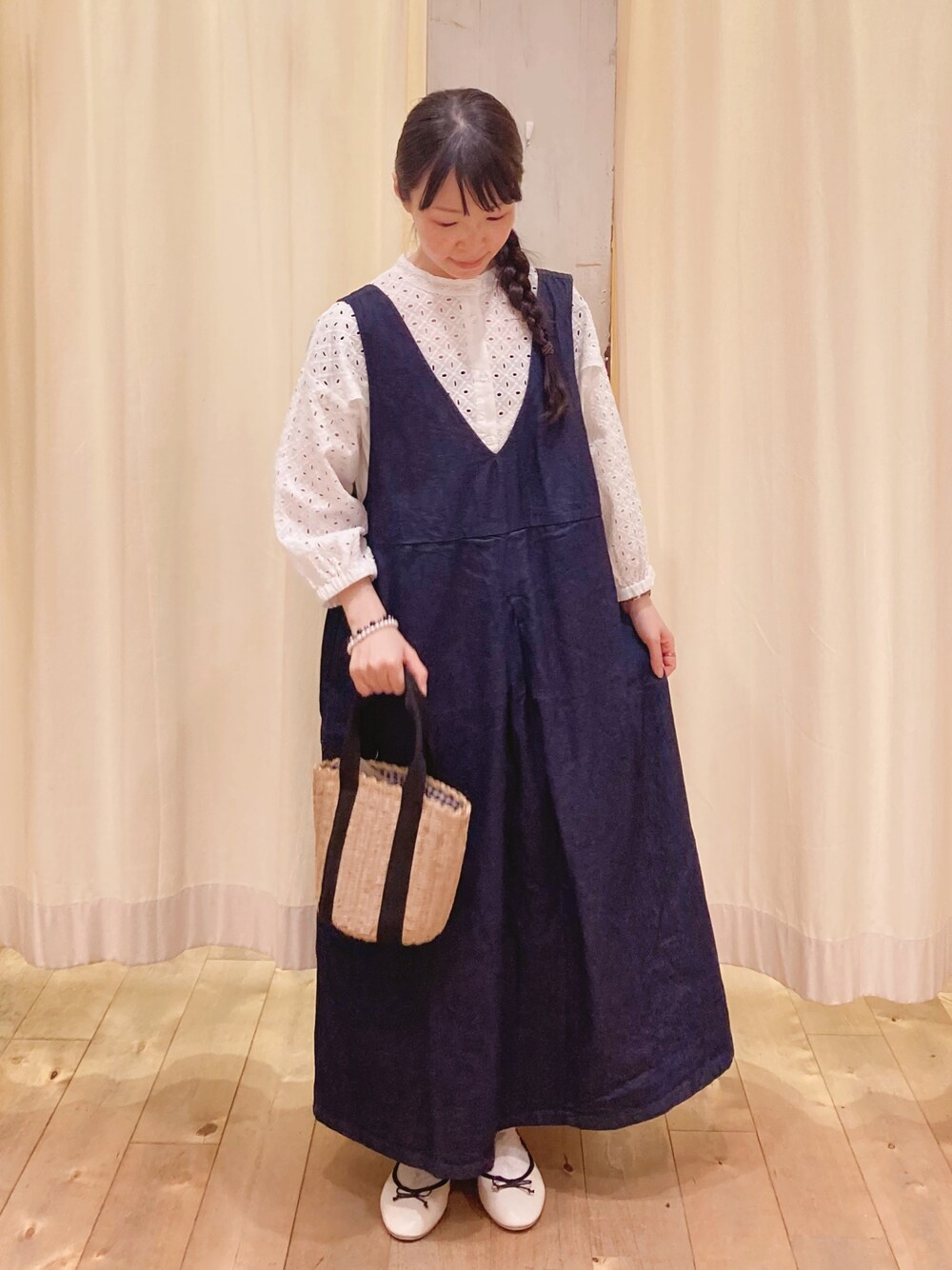 「サマンサ モスモス(Samansa Mos2)、ジャンスカ、レイヤードスタイル、シンプルコーデ、バレエシューズ、春コーデ、休日スタイル、デニム、ビッグシルエット、きれいめカジュアル」｜「Samansa Mos2の【2way】着回し力アップデニムジャンスカ（ワンピース、ブルー系）」を使った、アリーさん（レディース・153cm）の春コーディネートの1枚目の写真