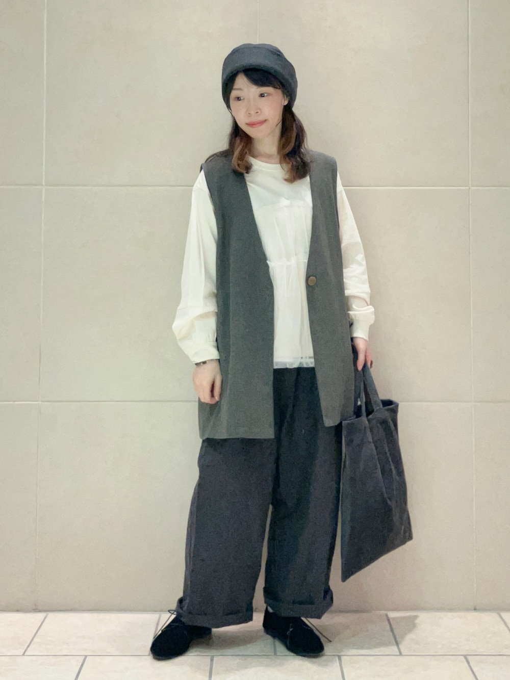 「秋っぽコーデ更新中、レイヤードスタイル、休日スタイル、サマンサ モスモス(Samansa Mos2)、秋服コーデ、大人コーデ、ベスト、モノトーン、ショルダーバッグ、オトナ女子、キレイめ、お出かけコーデ、パンツスタイル、秋のコーデ、秋冬コーデ」｜「Samansa Mos2のツイードロールワッチ（ハット、グレー系）」を使った、アリーさん（レディース・153cm）の秋コーディネートの1枚目の写真