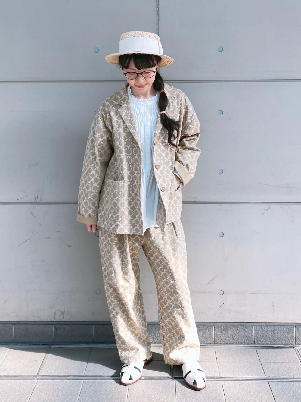 「春服デビュー宣言、TSUHARU by Samansa Mos2、セットアップ、ジャケット、春服みてみて、春アウター、パステル映える春、ビッグシルエット、シンプルコーデ、レイヤードスタイル、淡色コーデ、きれいめカジュアル、メガネ女子、#春コーデ、いまどきジャケット写真」｜「Samansa Mos2の太リボンカンカン帽（ハット、ホワイト系）」を使った、アリーさん（レディース・153cm）の春コーディネートの1枚目の写真