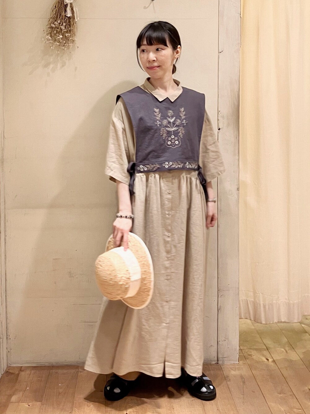 「低身長コーデ、きれいめカジュアル、グルカサンダル、雨の日コーデ、夏コーデ、ワンピース、デートコーデ、休日スタイル、大人カジュアル、淡色コーデ、ビスチェ、お出かけコーデ、レイヤードスタイル、春夏コーデ、サマンサ モスモス(Samansa Mos2)」｜「Samansa Mos2の脇リボンフラワー刺繍ベスト（ベスト、グレー系）」を使った、アリーさん（レディース・153cm）の春コーディネートの1枚目の写真