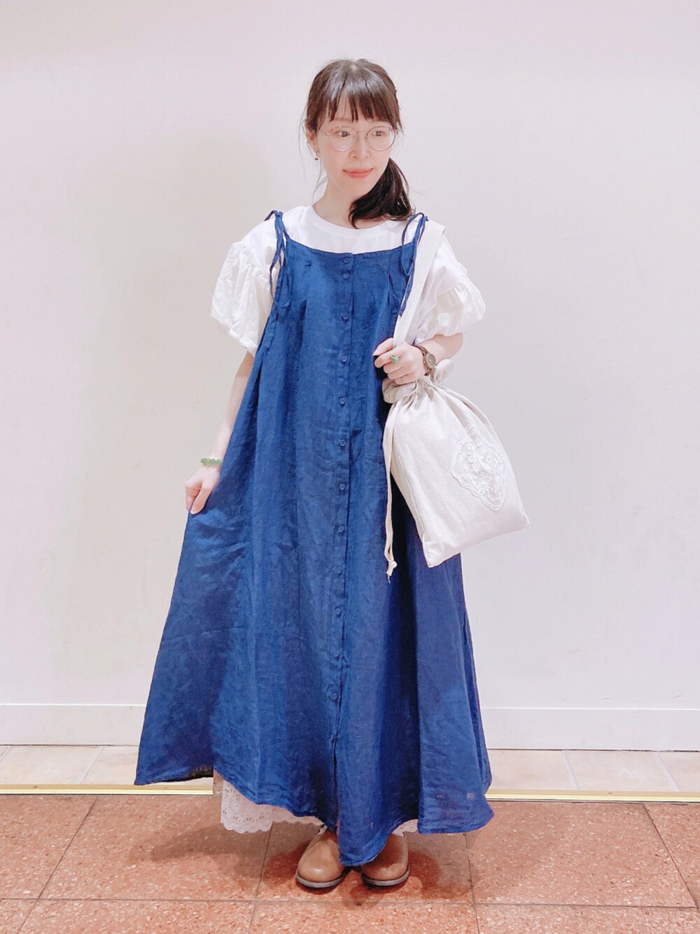 「きれいめカジュアル、リネン、キャミワンピース、ボリューム袖、ムーミンコラボ、ティーストラップシューズ、メガネ女子、サマンサ モスモス(Samansa Mos2)、ロングワンピース、巾着バッグ」｜「Samansa Mos2のバルーン袖プルオーバー（Tシャツ/カットソー、ホワイト系）」を使った、アリーさん（レディース・153cm）の夏コーディネートの1枚目の写真