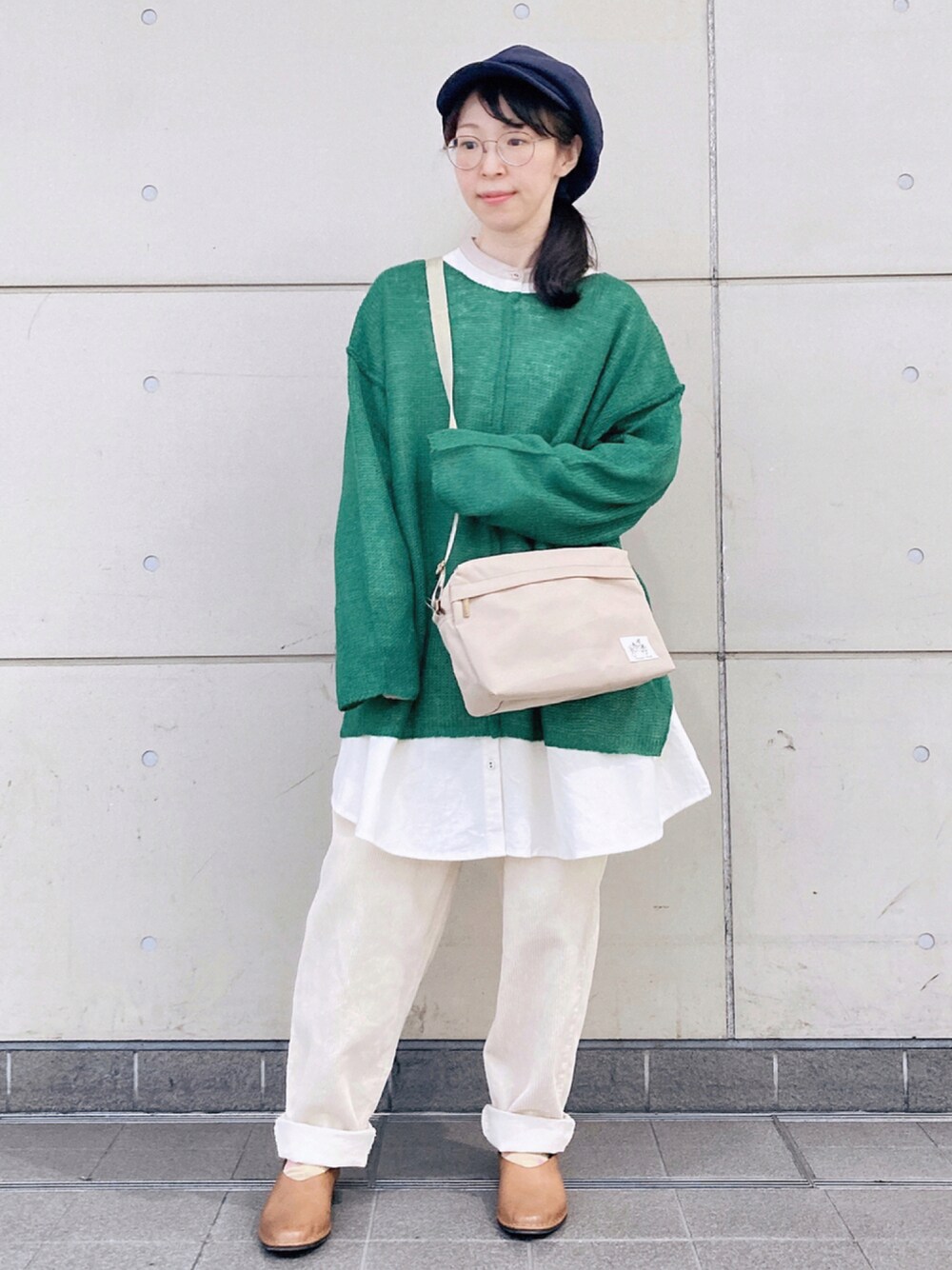 「テーパードパンツ、ニット、グリーン、キャスケット、レイヤードスタイル、コーデュロイパンツ、メガネ女子、サマンサ モスモス(Samansa Mos2)、秋コーデ、ムーミンコラボ、だから秋服が好き、休日スタイル、モヘアニット」｜「Samansa Mos2のアイテム（バッグ、ベージュ系）」を使った、アリーさん（レディース・153cm）の秋コーディネートの1枚目の写真