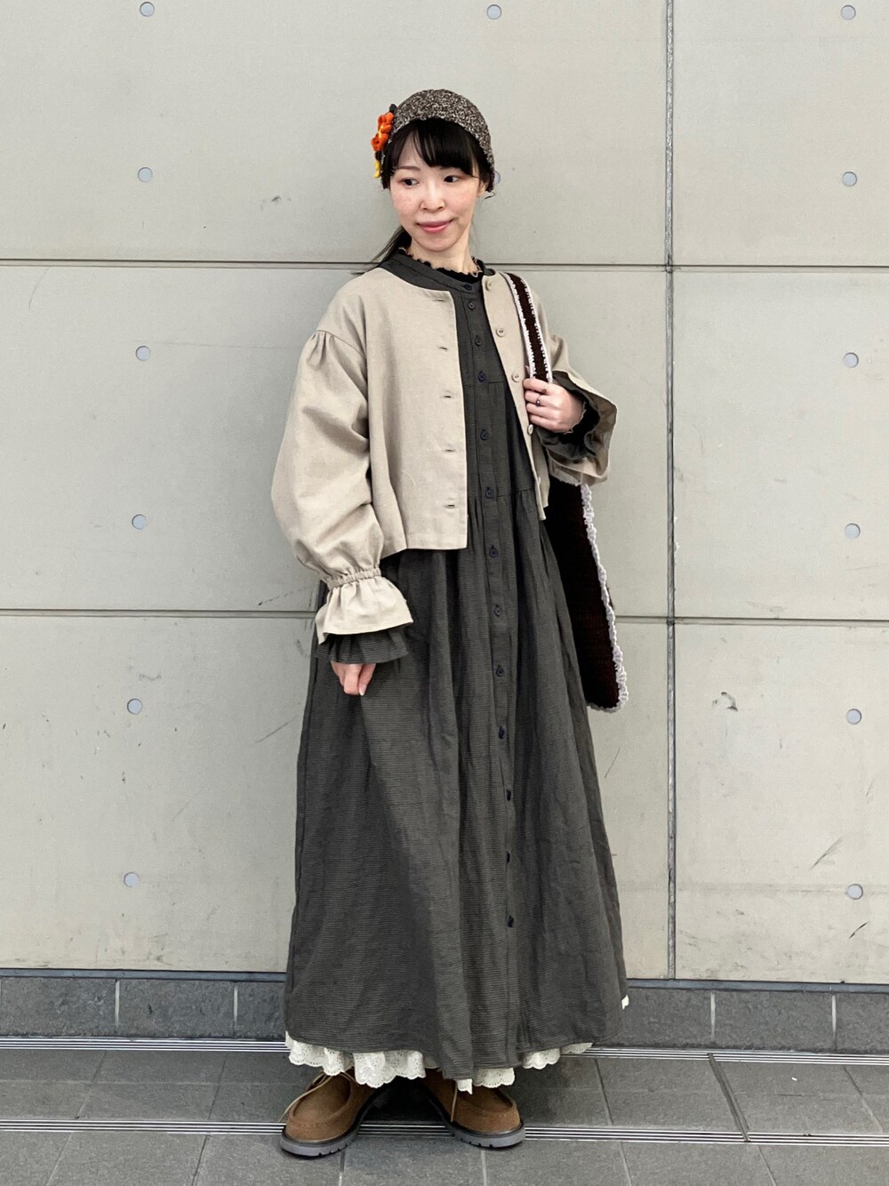 「重ね着ベストシーズン、ビッグシルエット、ワンピース、お出かけコーデ、レイヤードスタイル、ショルダーバッグ、きれいめカジュアル、休日スタイル、ジャケットスタイル、ベージュ、シンプルコーデ、モノトーン、ハロウィン、冬コーデ」｜「Samansa Mos2の前後着ティアードギャザーワンピース（ワンピース、ブルー系）」を使った、アリーさん（レディース・153cm）の秋コーディネートの1枚目の写真