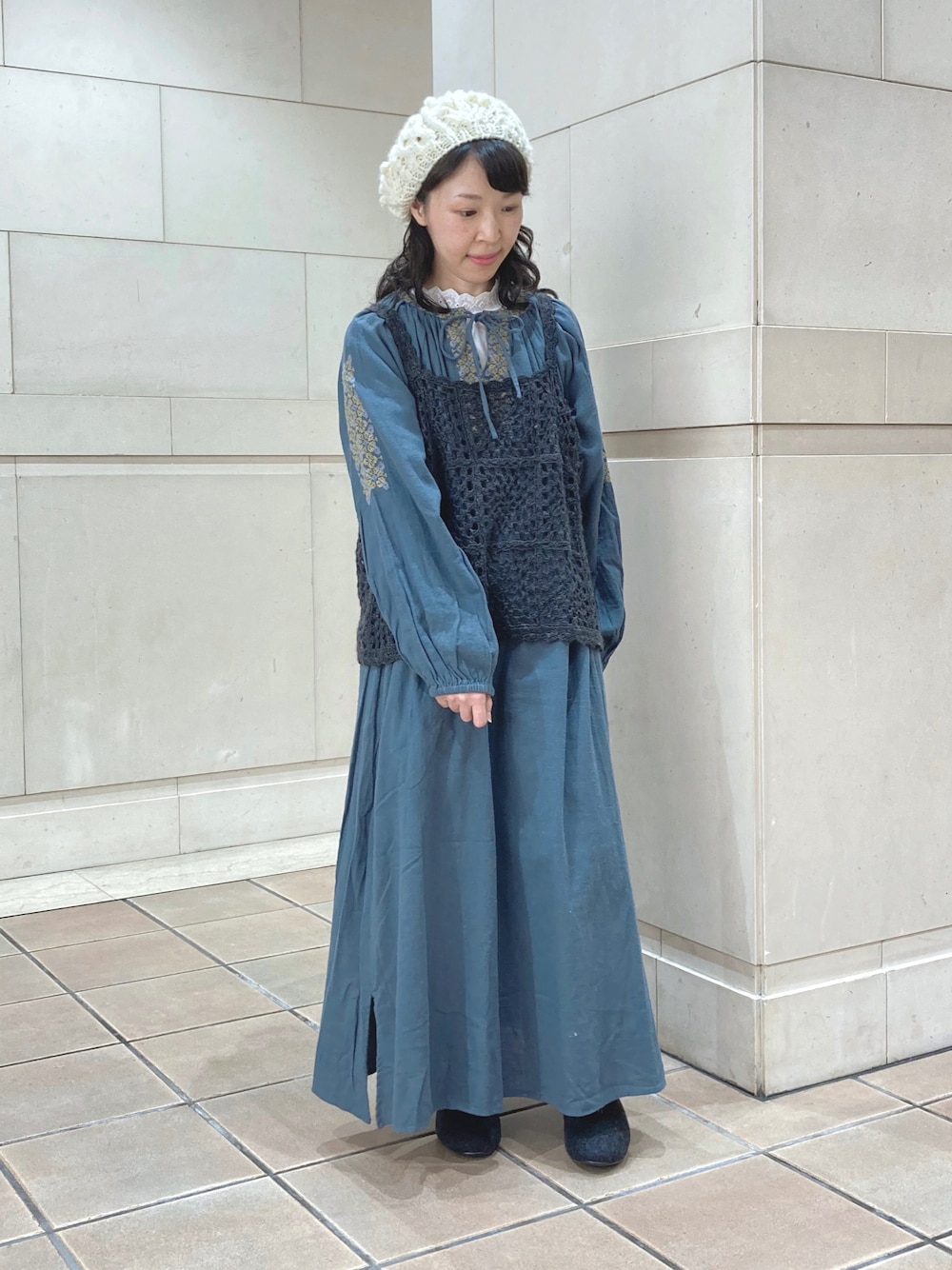 「サマンサ モスモス(Samansa Mos2)、クリスマスに着たい服、マイベストコーデ2021、シンプルコーデ、あったかコーデ、ニット帽、冬コーデ、休日スタイル、ビッグシルエット、タートルネック、ロングワンピース、レイヤードスタイル、ボリューム袖、刺繍ワンピース、わたしの推しブランド」｜「Samansa Mos2のぽんぽん付ニットベレー（ハンチング/ベレー帽、ホワイト系）」を使った、アリーさん（レディース・153cm）の冬コーディネートの1枚目の写真