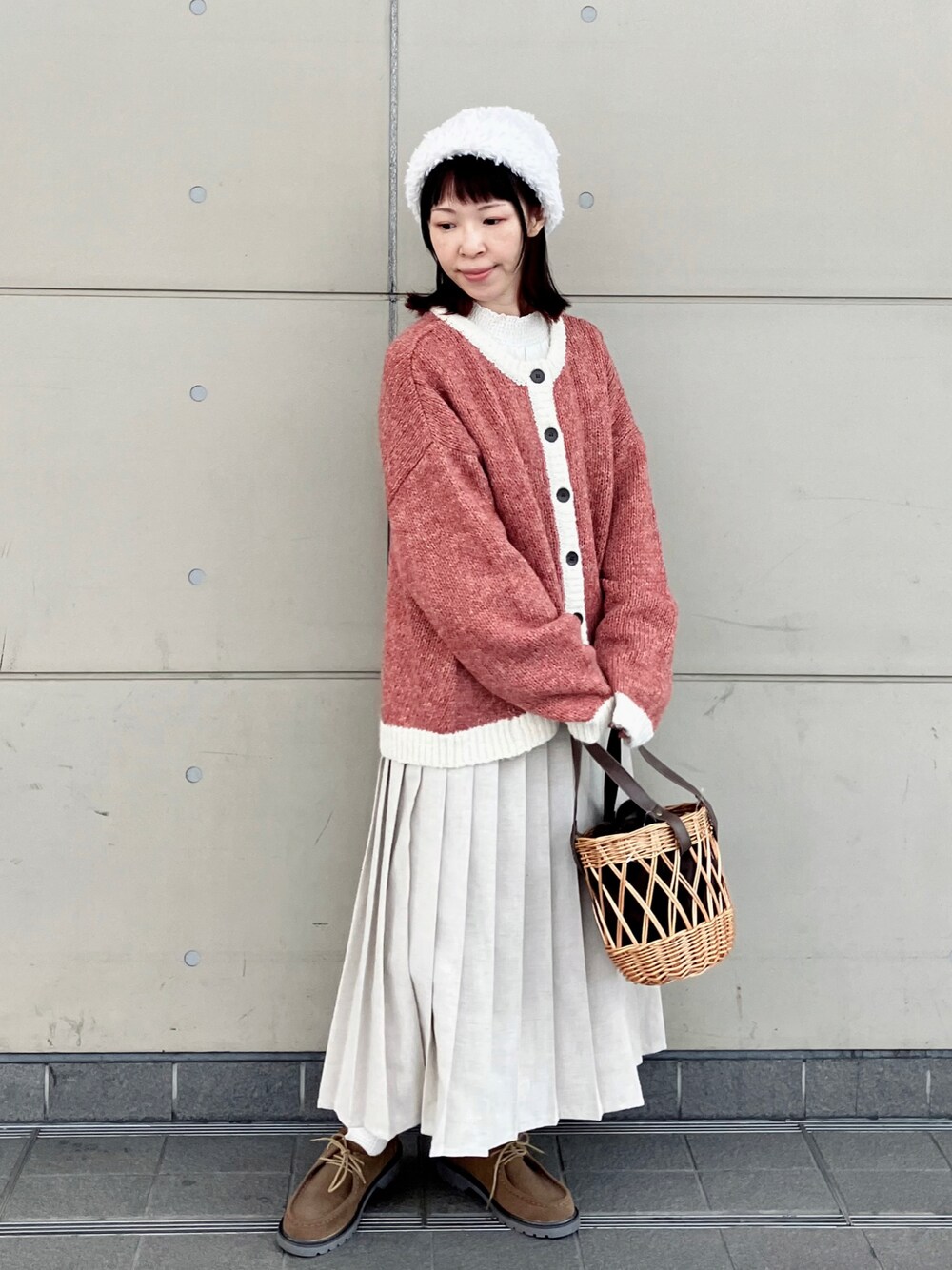 「クリスマスに着たい服、レイヤードスタイル、ロングスカート、ニット帽、冬コーデ、きれいめカジュアル、マイベストコーデ2023、ファーバッグ、プチプラ、冬を彩る色いろコーデ」｜「Samansa Mos2のモールニットワッチ（ハット、ホワイト系）」を使った、アリーさん（レディース・153cm）の冬コーディネートの1枚目の写真