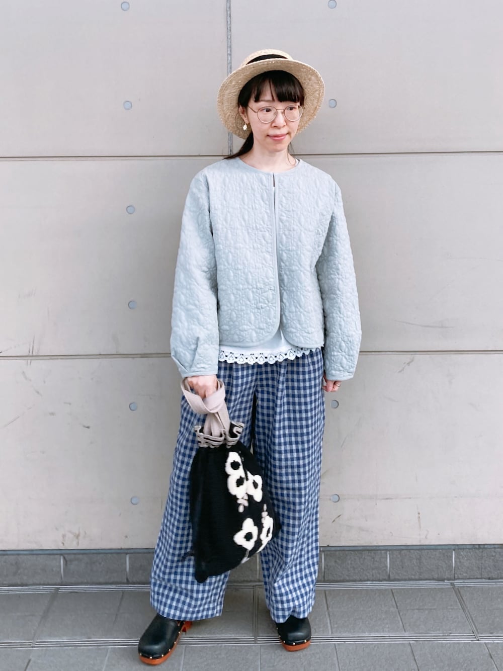 ブルー系のノーカラージャケット、ブラック系のドレスシューズ、ホワイト系のTシャツ/カットソーを着用したレディースの冬コーディネートの1枚目の写真