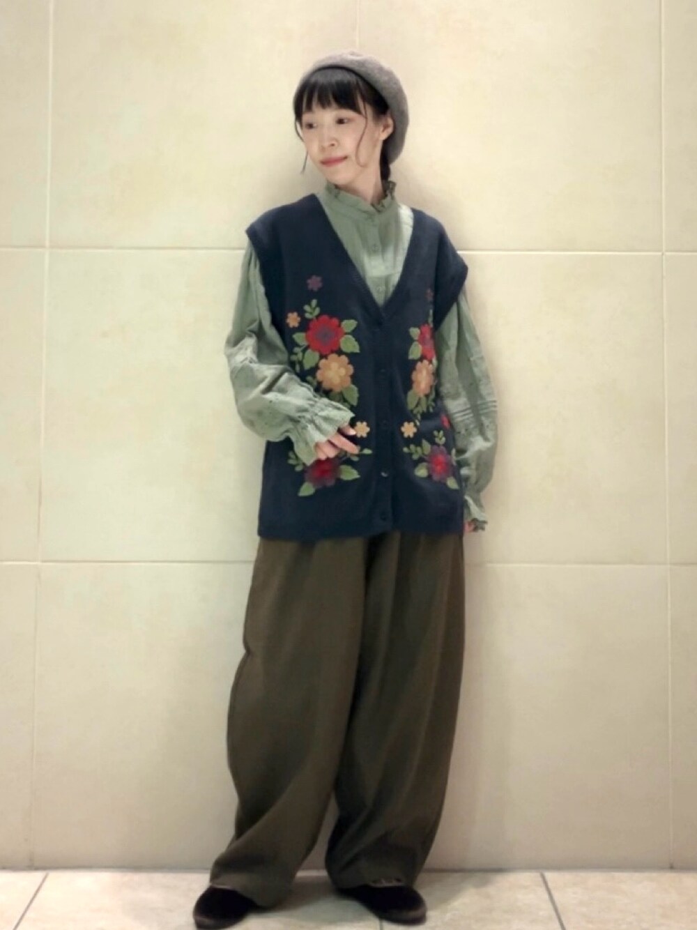 グリーン系のシャツ/ブラウス、ブルー系のベスト、グリーン系のその他パンツを着用したレディースの秋コーディネートの1枚目の写真