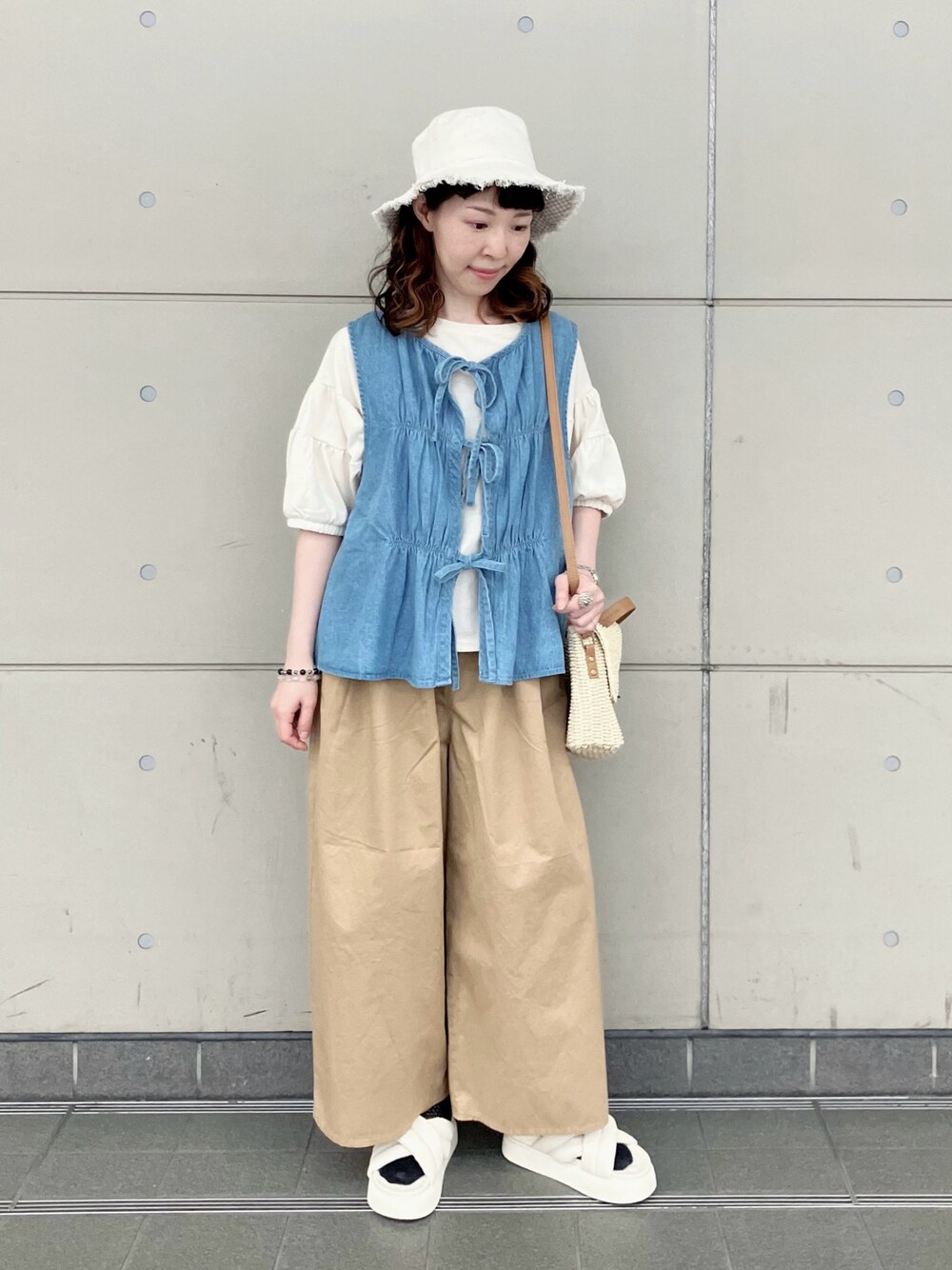 「レイヤードスタイル、プチプラ、夏コーデ、シャツ好き集まれ、低身長コーデ、シャツスタイル、バケットハット、デニム、ショルダーバッグ」｜「Samansa Mos2の【UVカット/リバーシブル】フリンジバケットハット（ハット、ベージュ系）」を使った、アリーさん（レディース・153cm）の夏コーディネートの1枚目の写真