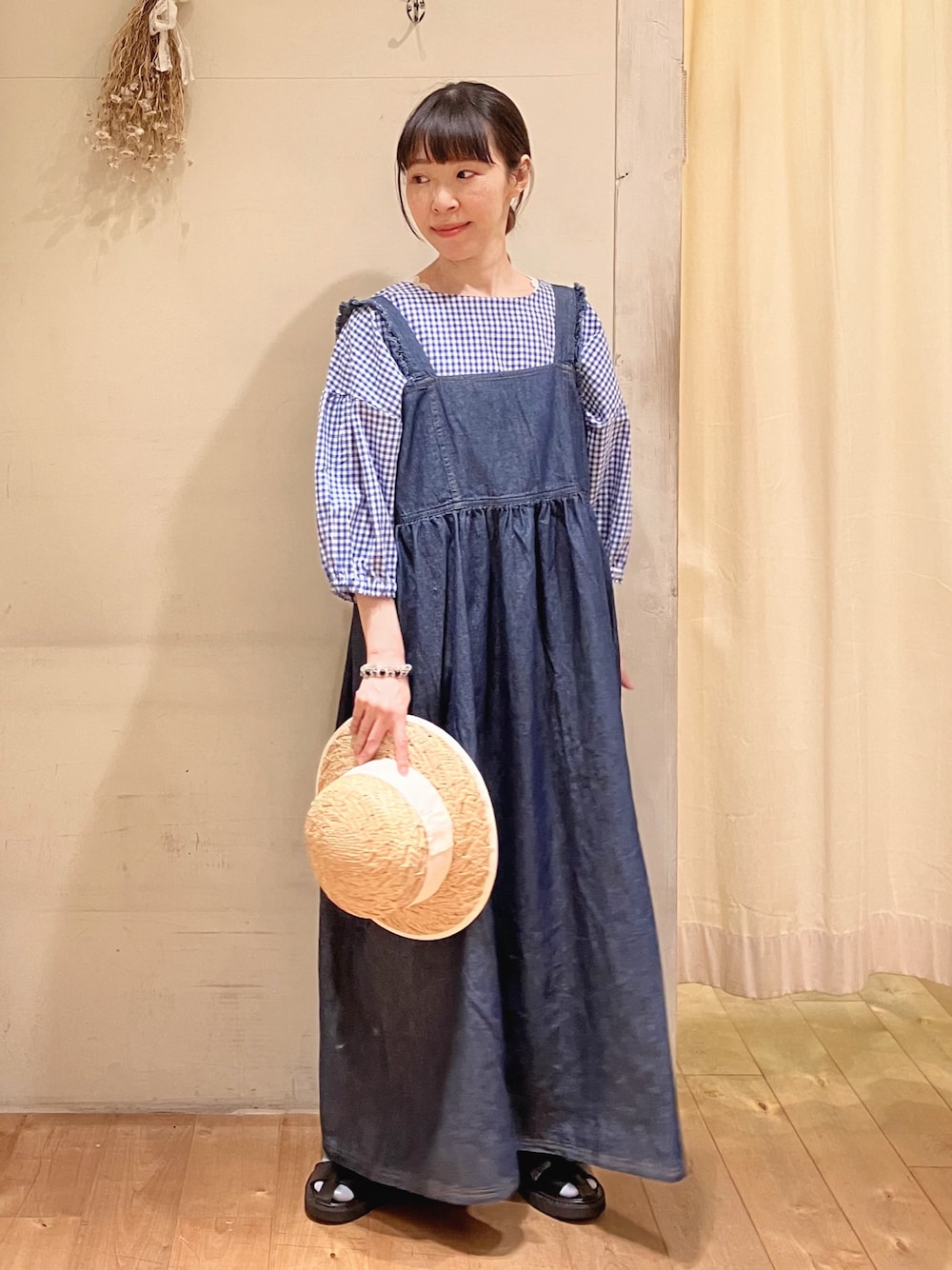 「サマンサモスモス(Samansa Mos2)、チェック、プチプラ、デニム、きれいめカジュアル、春夏コーデ、ブラウス、休日スタイル、シンプルコーデ、低身長コーデ、グルカサンダル」｜「Samansa Mos2の◎ギンガムギャザーブラウス（シャツ/ブラウス、ブルー系）」を使った、アリーさん（レディース・153cm）の春コーディネートの1枚目の写真