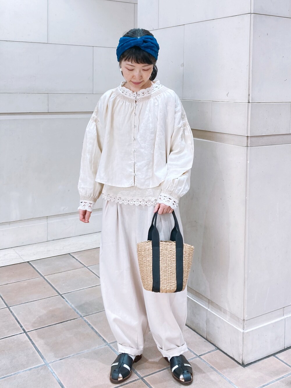 ホワイト系のシャツ/ブラウス、ブラック系のサンダルを着用したレディースの春コーディネートの1枚目の写真