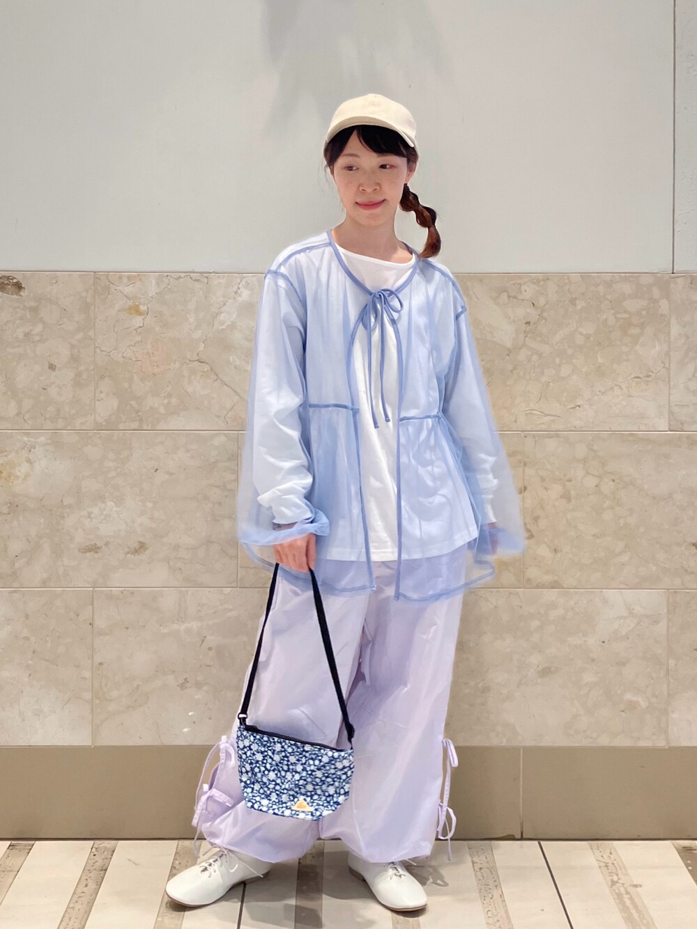 「プチプラ、ストリート、春服みてみて、パステルカラー、レイヤードスタイル、お出かけコーデ、ピンク、シアートップス、大人カジュアル、アウトドアスタイル、春色、春のおしゃ見えテクニック、スポーツミックス、キャップ、春のNewスタイル」｜「Samansa Mos2の【消臭効果】リネンバックロゴ刺繍キャップ（ハット、ベージュ系）」を使った、アリーさん（レディース・153cm）の春コーディネートの1枚目の写真