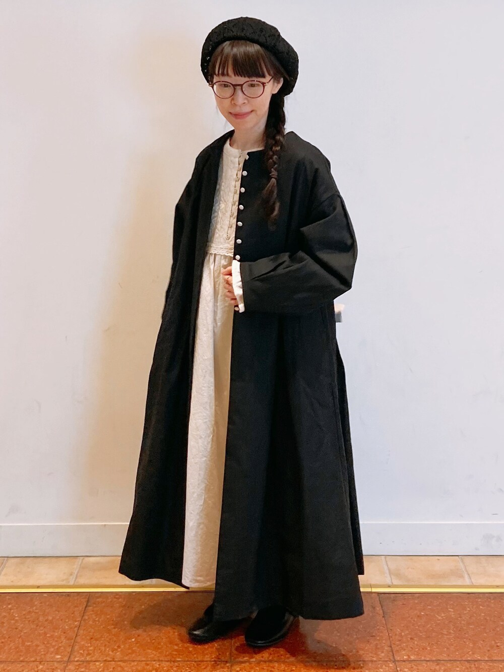 「サマンサ モスモス(Samansa Mos2)、メガネ女子、春色、ほめられ本命コーデ、プチプラ、ロングコート、レイヤードスタイル、シンプルコーデ、春アウター、ビッグシルエット」｜「Samansa Mos2の透かし編みベレー帽（ハット、ブラック系）」を使った、アリーさん（レディース・153cm）の冬コーディネートの1枚目の写真