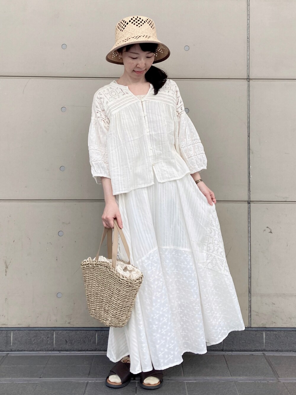 ブラウン系のサンダル、ホワイト系のシャツ/ブラウス、ホワイト系のスカートを着用したレディースの春コーディネートの1枚目の写真