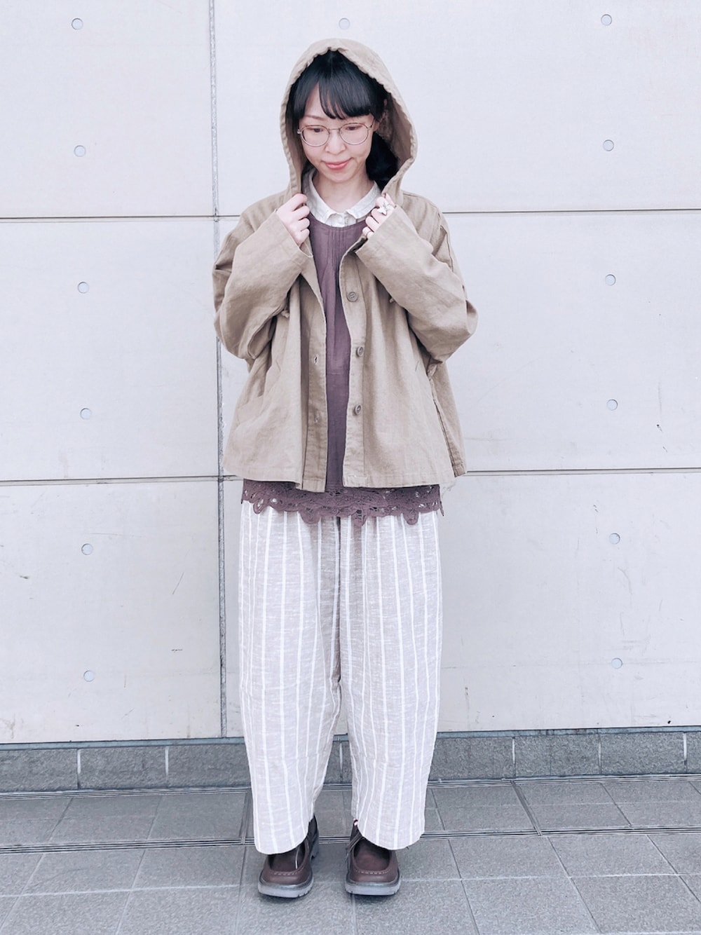 「ベージュ、ベスト、ストライプパンツ、ブラウン、フードジャケット、メガネ女子、バテンレース、サマンサ モスモス(Samansa Mos2)、秋コーデ、ショート丈アウター」｜「Samansa Mos2の前後着バテンレースベスト（ベスト、ブラウン系）」を使った、アリーさん（レディース・153cm）の秋コーディネートの1枚目の写真