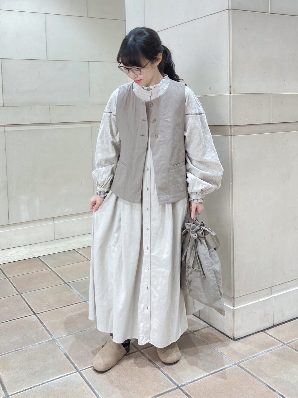 「サマンサ モスモス(Samansa Mos2)、巾着バッグ、ロングワンピース、刺繍ワンピース、ベージュ、ベスト、レイヤードスタイル、春コーデ、わたしの推しブランド、ワントーンコーデ、ボリューム袖、メガネ女子、淡色コーデ」｜「Samansa Mos2の35th【Slowlinen】刺繍巾着トートバッグ（トートバッグ、ベージュ系）」を使った、アリーさん（レディース・153cm）の冬コーディネートの1枚目の写真