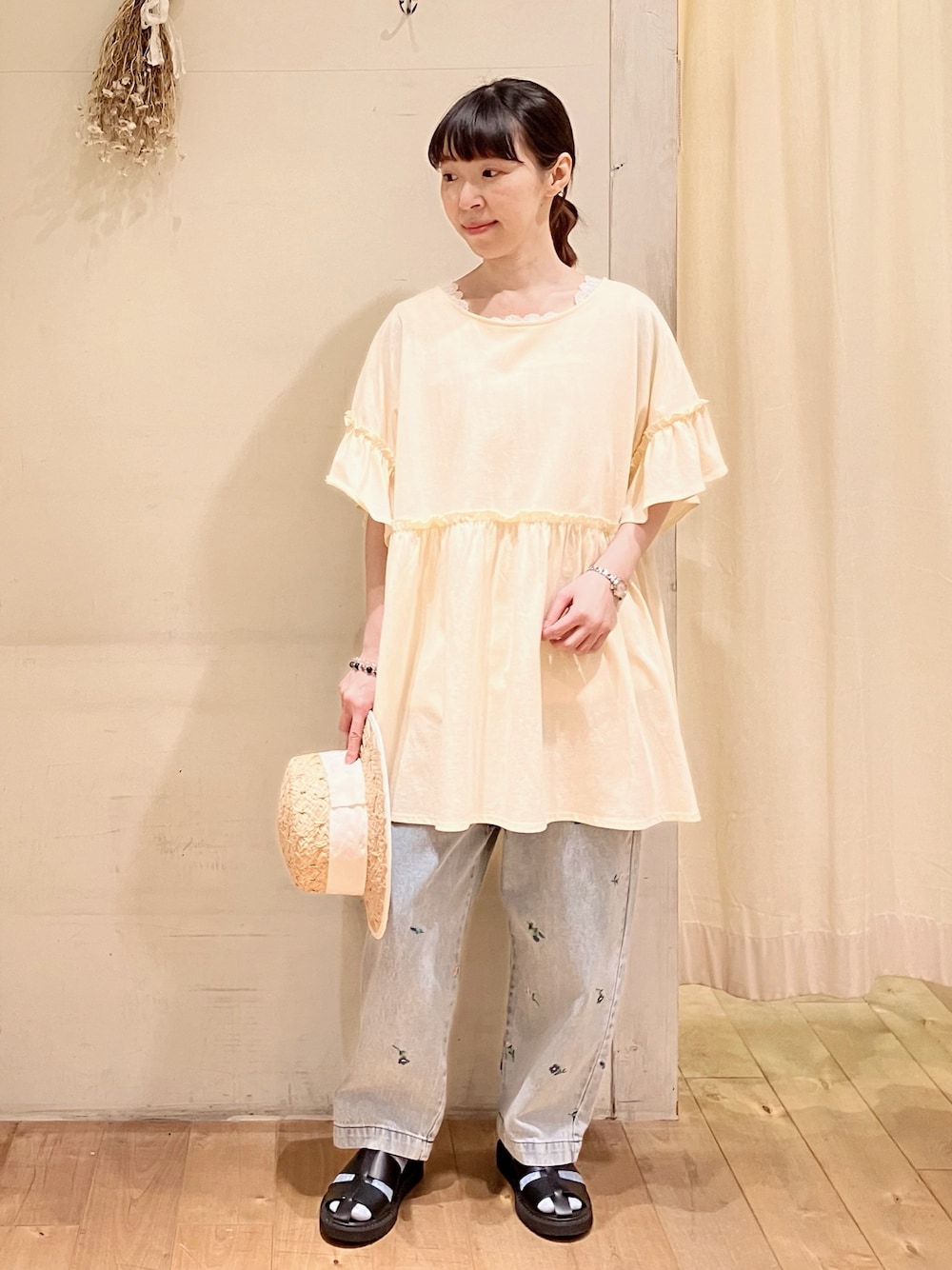 「低身長コーデ、シャツスタイル、きれいめカジュアル、グルカサンダル、デニム、雨の日コーデ、春夏コーデ、デートコーデ、休日スタイル、大人カジュアル、淡色コーデ、お出かけコーデ」｜「Samansa Mos2の【抗菌防臭】ブラウスみたいなフリルカットTシャツ（Tシャツ/カットソー、ホワイト系）」を使った、アリーさん（レディース・153cm）の春コーディネートの1枚目の写真