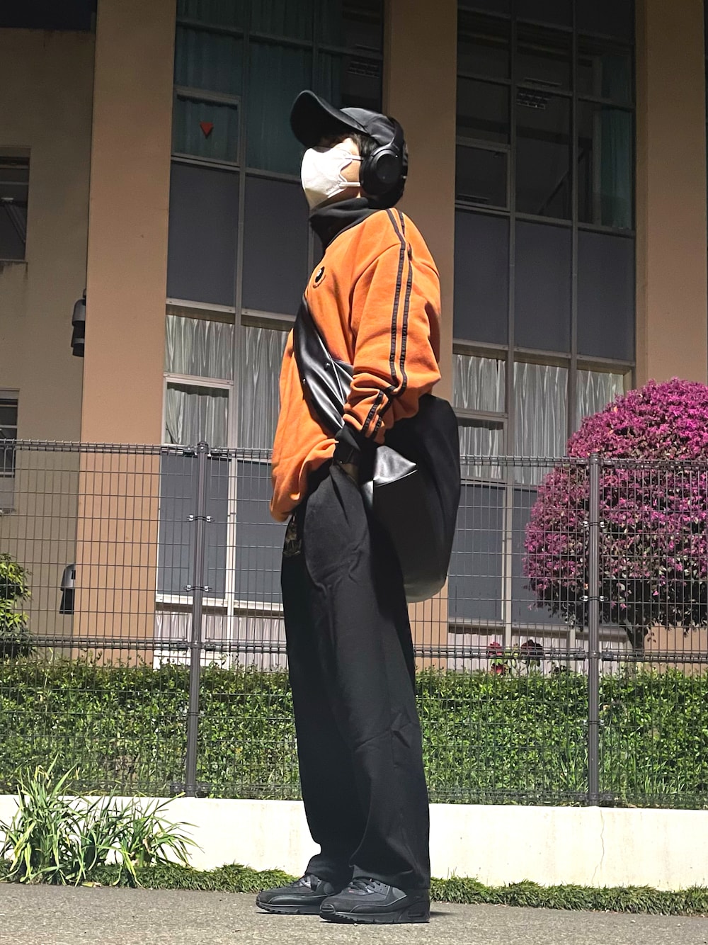「ワイドパンツ、ハーフジップ、春コーデ、ストリートコーデ、オレンジ、ブラック、お洒落さんとつながりたい、いまどきジャケット写真、今日のコーデ、NIKE、HARE、いいね、save、フォローお願いします🤑、メンズファッション、春、ootd」｜「NIKEのナイキ エア マックス 90 メンズシューズ / Nike Air Max 90 Men's Shoes（スニーカー、ブラック系）」を使った、TAKUさん（メンズ・168cm）の春コーディネートの1枚目の写真
