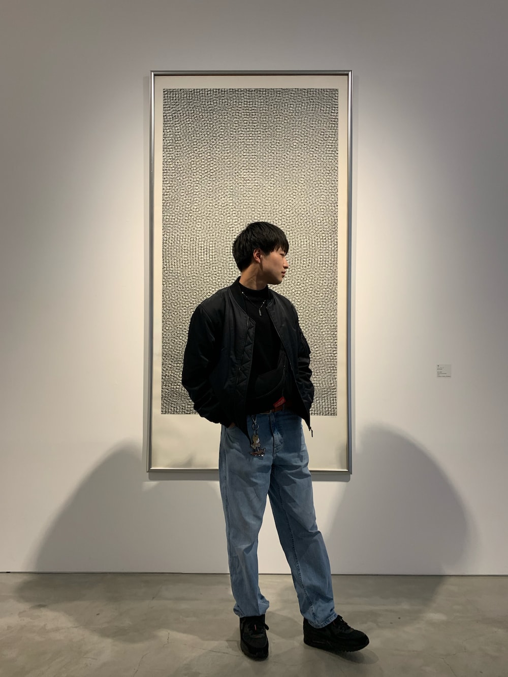 「美術館、美術館コーデ、今日のコーデ、大人コーデ、春服、シンプル、デニム、ショルダーバッグ、雨の日コーデ、低身長、ユニクロ、UNIQLO、UNITED TOKYO、MAISON KITSUNE、NIKE」｜「NIKEのナイキ エア マックス 90 メンズシューズ / Nike Air Max 90 Men's Shoes（スニーカー、ブラック系）」を使った、TAKUさん（メンズ・168cm）の春コーディネートの1枚目の写真