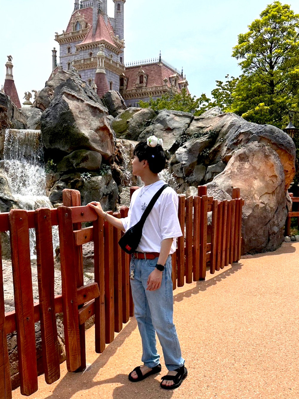 「初夏コーデ、休日スタイル、Tシャツ、デニム、シンプルスタイル、韓国ファッション、今日のコーデ、おしゃれさんと繋がりたい、ootd、低身長コーデ」｜「Javaの《Javaジャバ》別注スポーティーストラップ　ベルクロサンダル（サンダル、ブラック系）」を使った、TAKUさん（メンズ・168cm）の夏コーディネートの1枚目の写真
