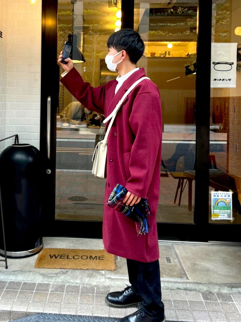 「冬コーデ、チェスターコート、大学生、大人カジュアル、大人コーデ、低身長、革靴、ビッグシルエット、Dr.Martens、お洒落さんとつながりたい、キレイめコーデ」｜「ETELIOのビッグシルエットドレープメルトンダブルチェスターコート（チェスターコート、レッド系）」を使った、TAKUさん（メンズ・168cm）の春コーディネートの1枚目の写真