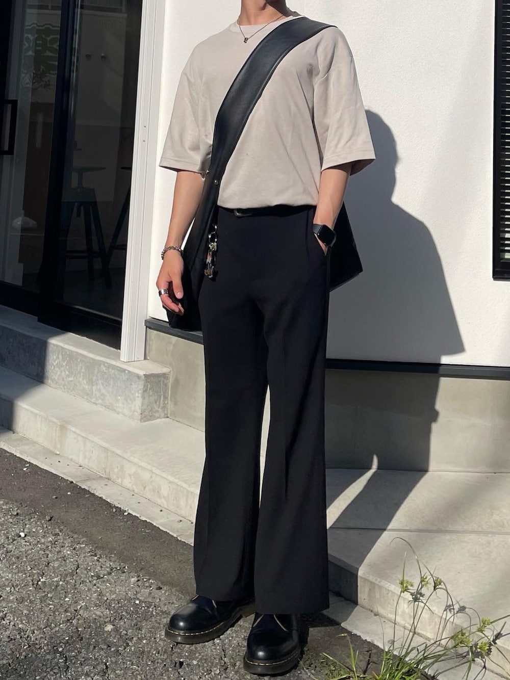 「今日のコーデ、ootd、低身長コーデ、相互フォロー、お洒落さんとつながりたい、シンプルスタイル、キレイめ、キレイめコーデ、Ｔシャツ、フレアパンツ、タックイン」｜「UNIQLOのアイテム（Tシャツ/カットソー、ベージュ系）」を使った、TAKUさん（メンズ・168cm）の秋コーディネートの1枚目の写真