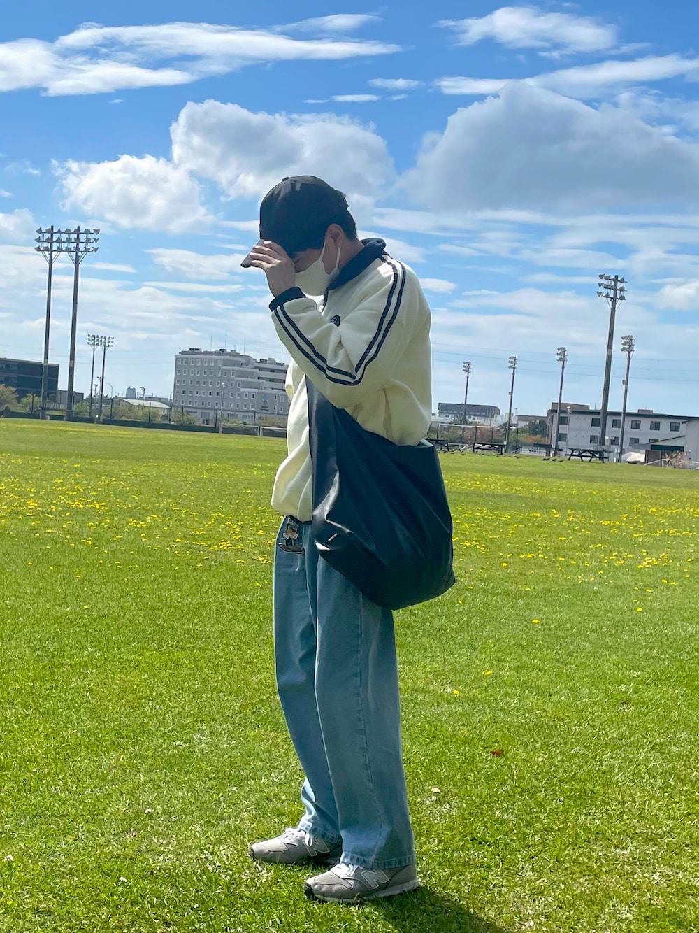 「今日のコーデ、春服、春コーデ、デート、大学生、お洒落さんとつながりたい、ハーフジップ、デニム、帽子、休日コーデ、ストリートコーデ、大人コーデ、いいね、save、フォローお願いします🤑、ootd」｜「NEW BALANCEのnew balance ニューバランス ML373 スニーカー 310373 ブラック/グレー【レディース・メンズ】（スニーカー、グレー系）」を使った、TAKUさん（メンズ・168cm）の春コーディネートの1枚目の写真