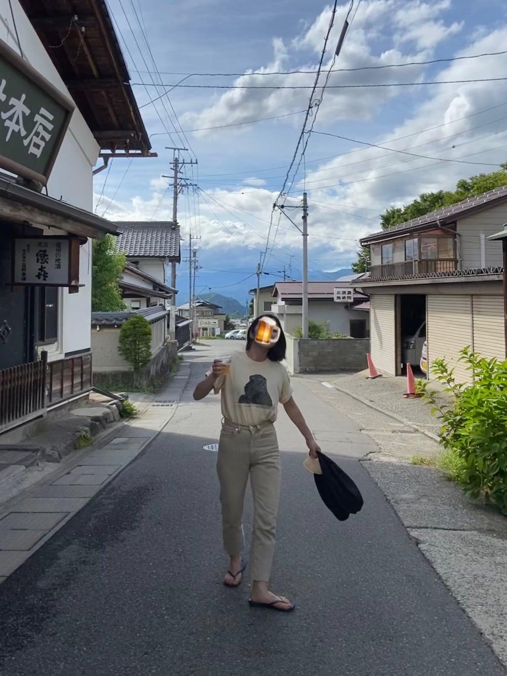 「休日スタイル、夏コーデ、Tシャツ、ハイウエスト、デニム、楽チンコーデ、ootd、サンダル、ビーチサンダル」｜「The shishikuiのアイテム（デニムパンツ、ベージュ系）」を使った、RARAさん（レディース・153cm）の夏コーディネートの1枚目の写真