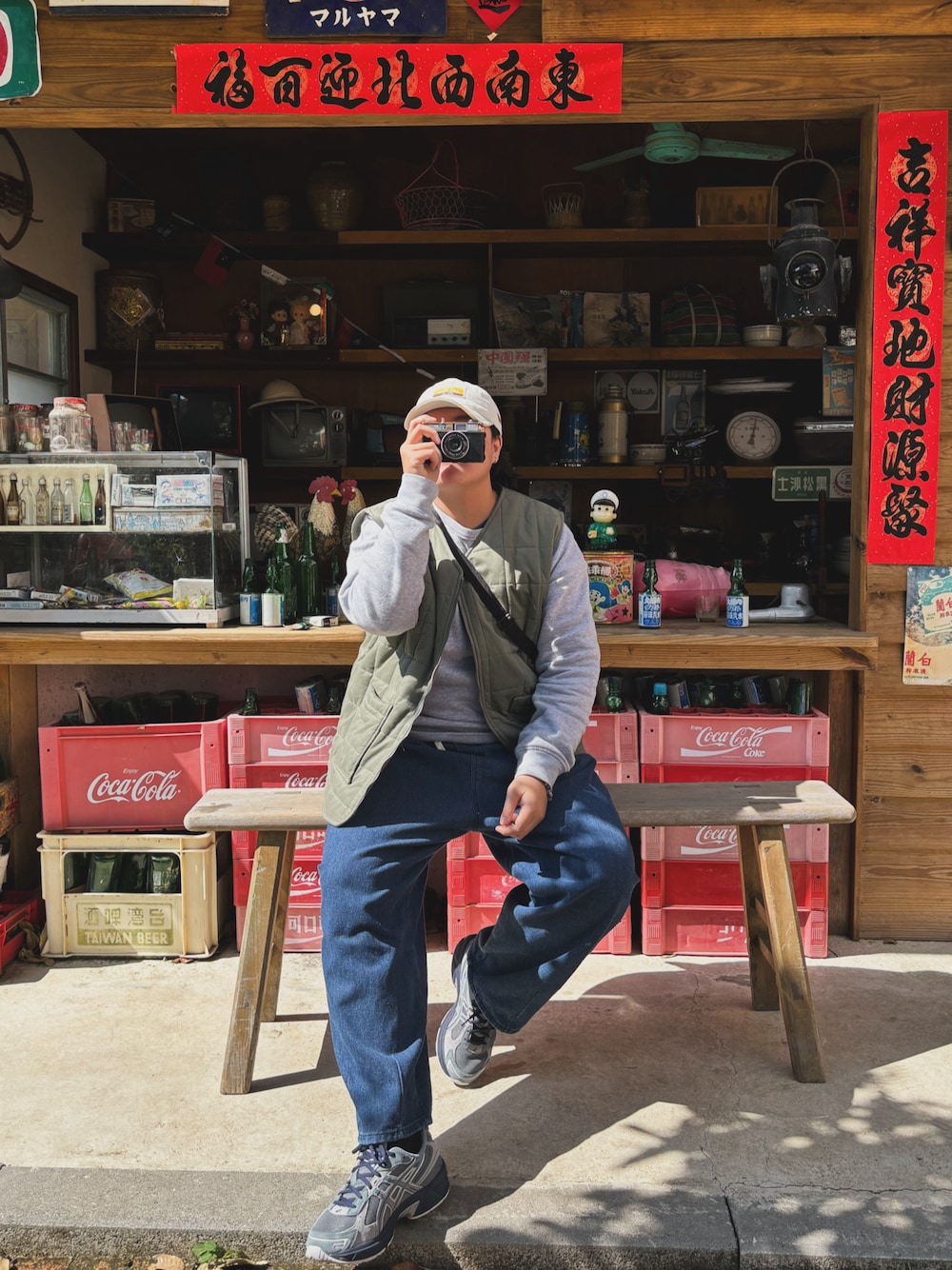 グレー系のトップス、グレー系のスニーカー、ベージュ系の帽子を着用したレディースの冬コーディネートの1枚目の写真