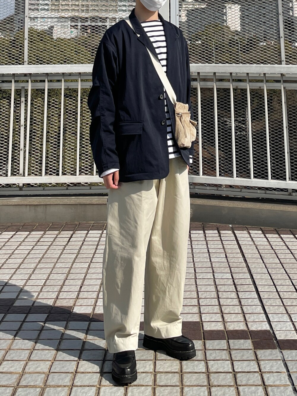 「春服、春コーデ、バスクシャツ、ボーダーTシャツ、きれいめカジュアル、キレイめコーデ、シティーボーイ、CITYBOY、DAIWAPIER39、Traditional Weatherwear、Hender Scheme、STUDIONICHOLSON、berwick1707、お洒落さんと繋がりたい、お洒落さんとつながりたい」｜「Hender Schemeのwaist belt bag wide（ショルダーバッグ、ベージュ系）」を使った、まえださん（メンズ・170cm）の春コーディネートの1枚目の写真