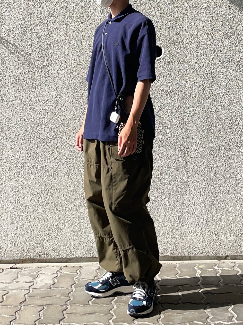 「夏コーデ、ポロシャツ、ポロシャツコーデ、カーゴパンツ、軍パン、New Balance、2002R、スニーカー、ニューバランス、mensfudge、popeye、CLUEL、CLUEL homme、きれいめカジュアル、ラコステ」｜「LACOSTEの【別注】 ＜LACOSTE（ラコステ）＞ 1TONE PL/ポロシャツ（ポロシャツ、ブルー系）」を使った、まえださん（メンズ・170cm）の夏コーディネートの1枚目の写真
